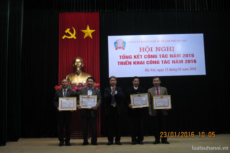 BI THU TRAO GIAY KHEN CHO CHI BO